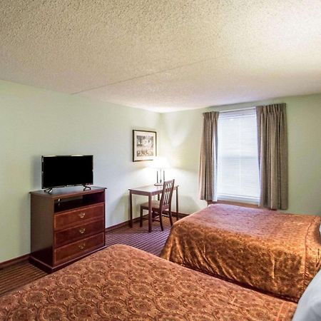 Rodeway Inn Lakeville Bagian luar foto