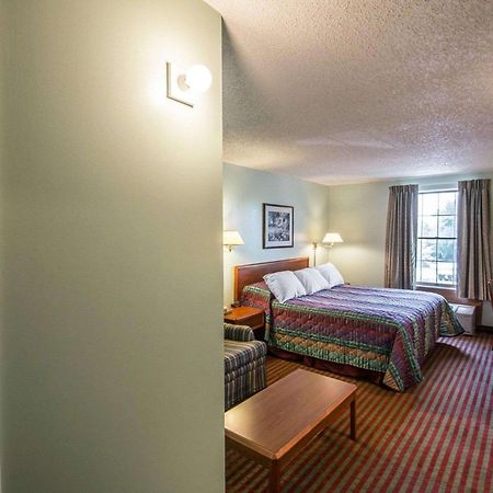 Rodeway Inn Lakeville Bagian luar foto