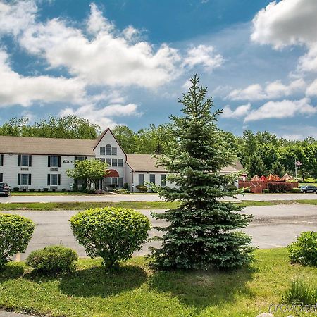 Rodeway Inn Lakeville Bagian luar foto