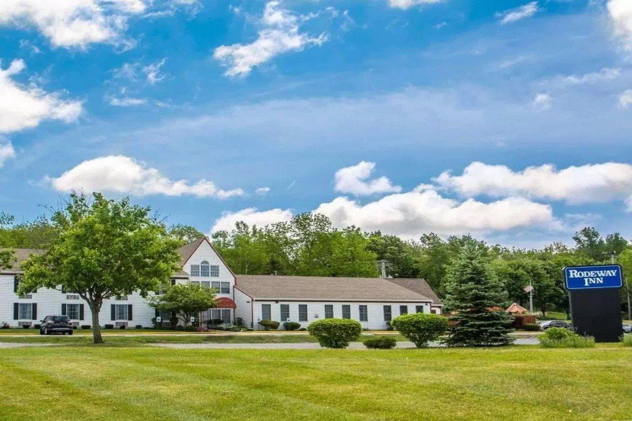 Rodeway Inn Lakeville Bagian luar foto
