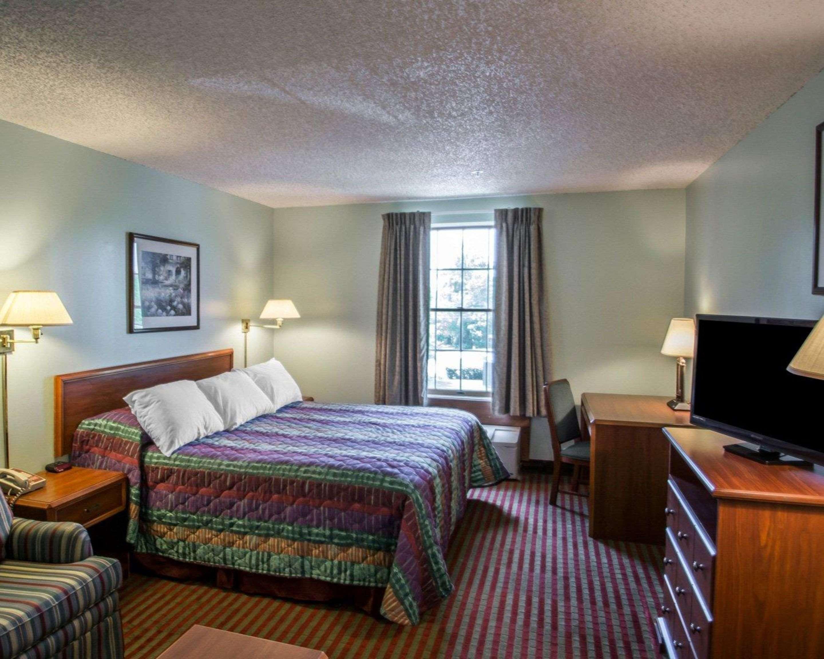 Rodeway Inn Lakeville Bagian luar foto