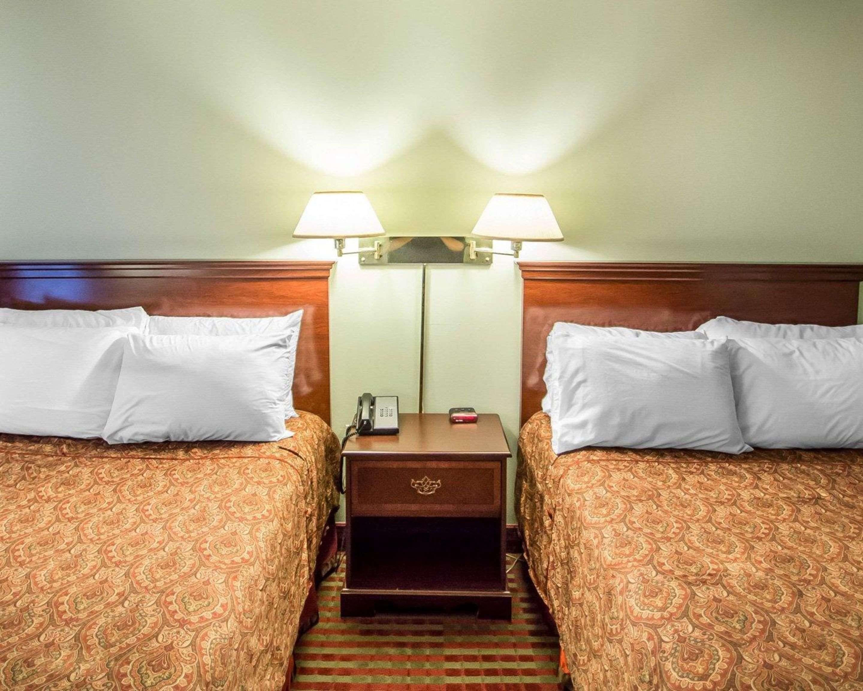 Rodeway Inn Lakeville Bagian luar foto