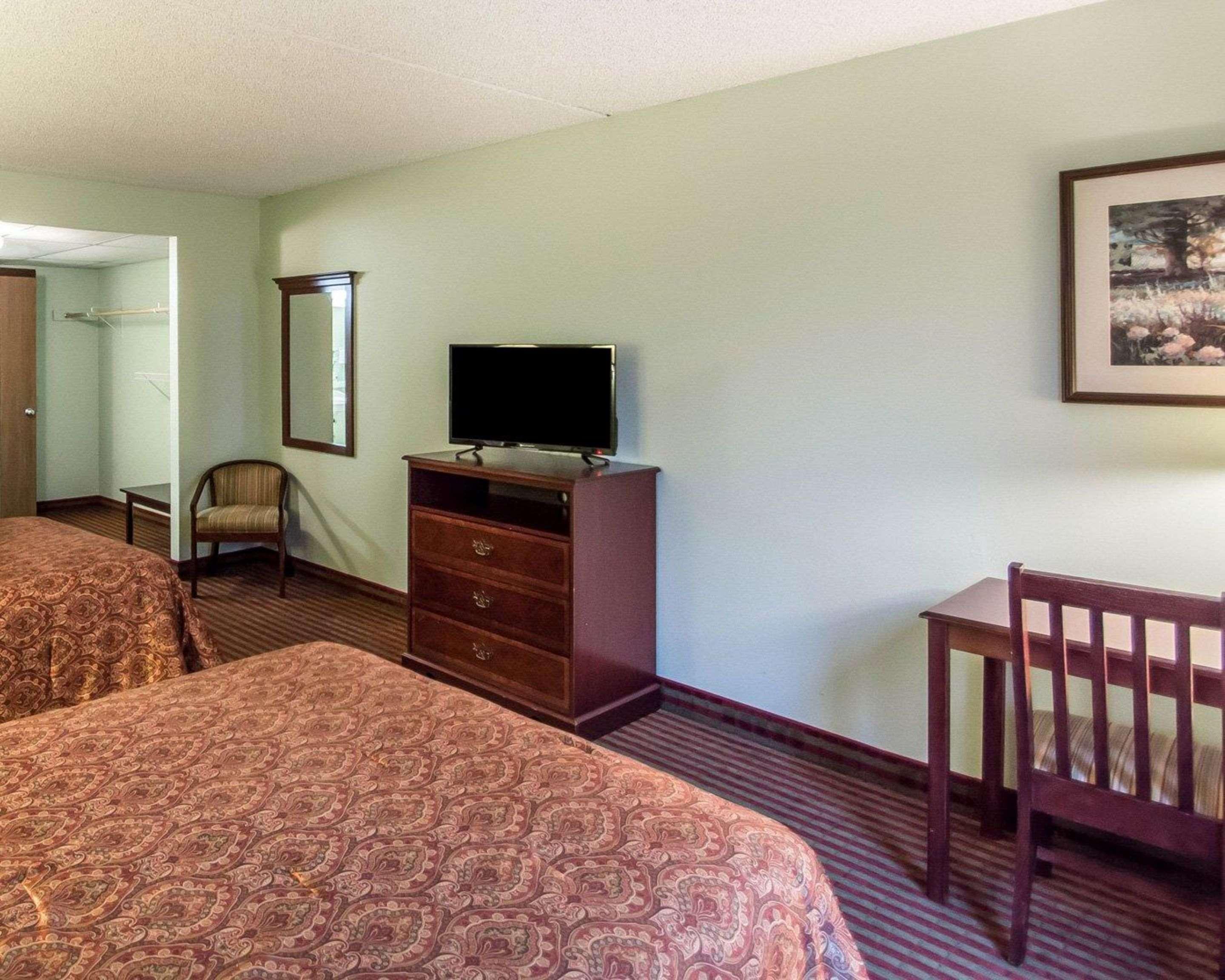 Rodeway Inn Lakeville Bagian luar foto