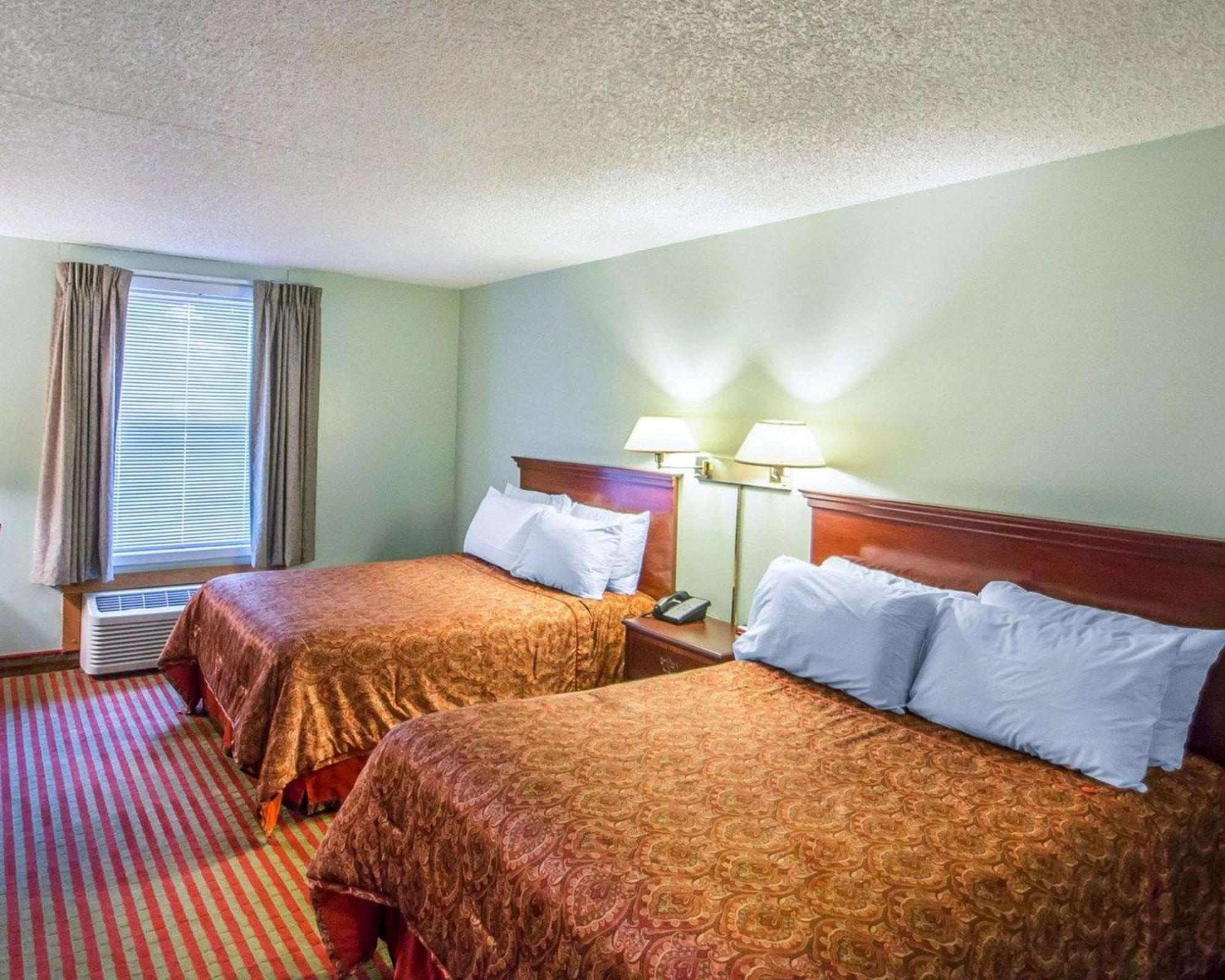 Rodeway Inn Lakeville Bagian luar foto