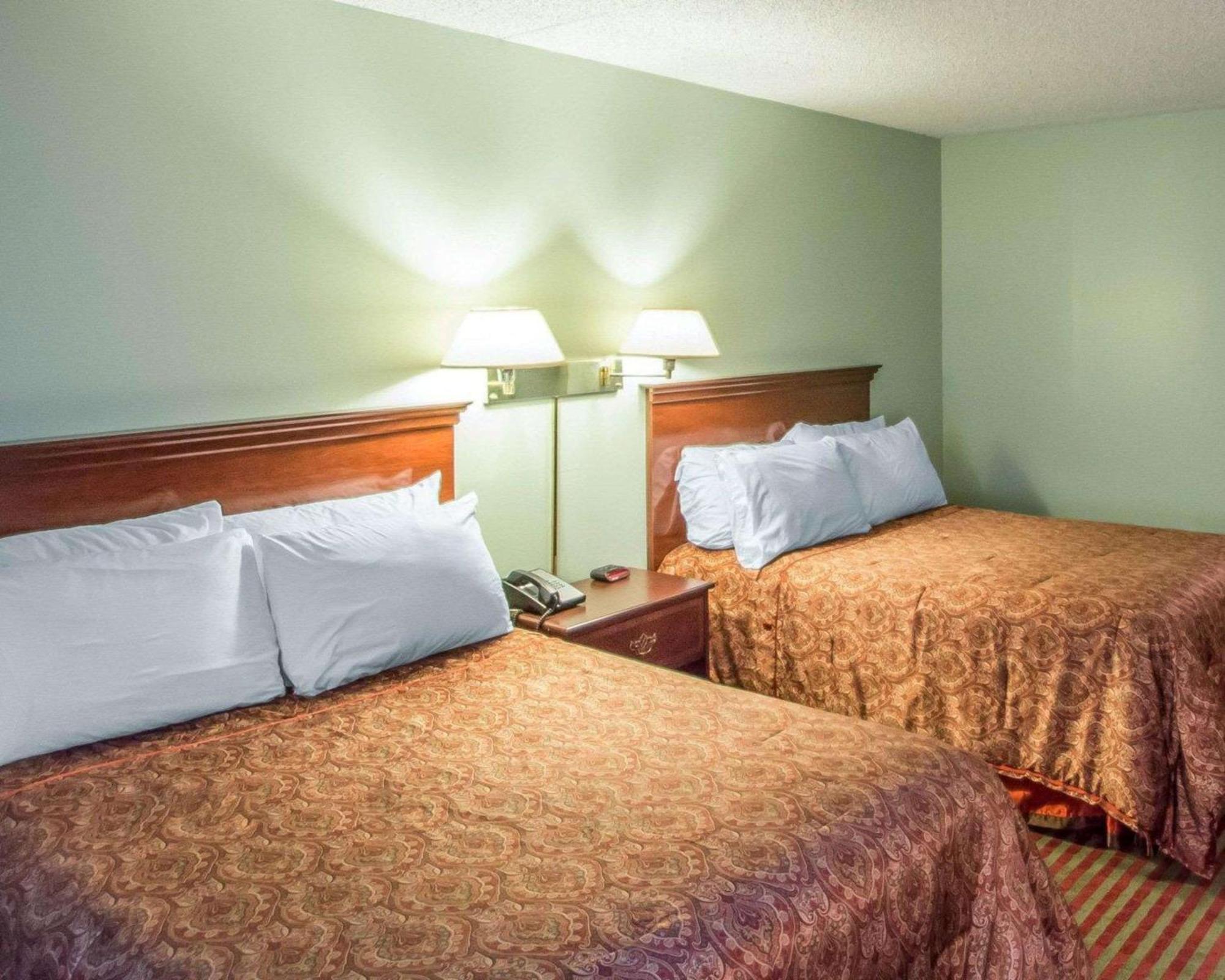 Rodeway Inn Lakeville Bagian luar foto