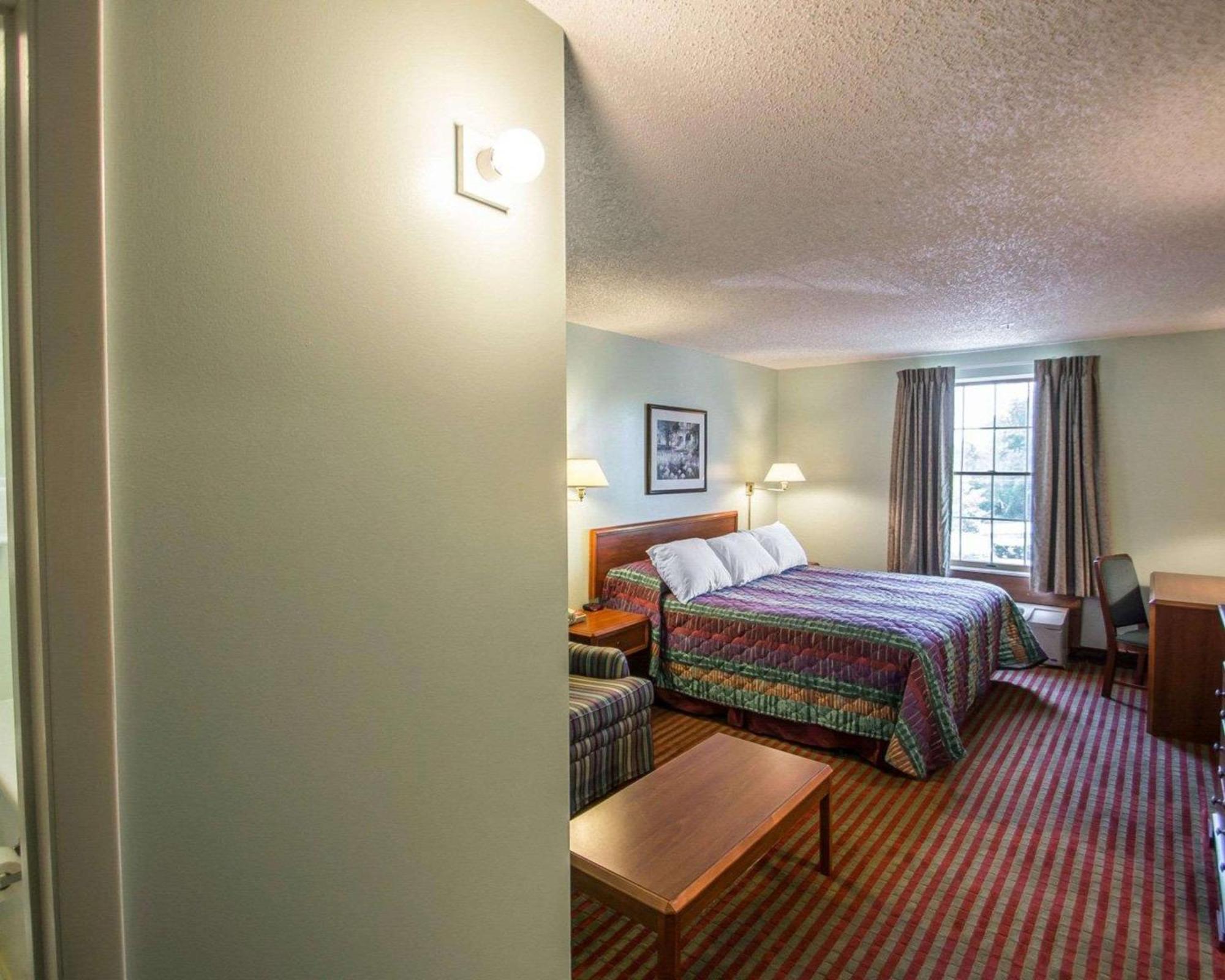 Rodeway Inn Lakeville Bagian luar foto