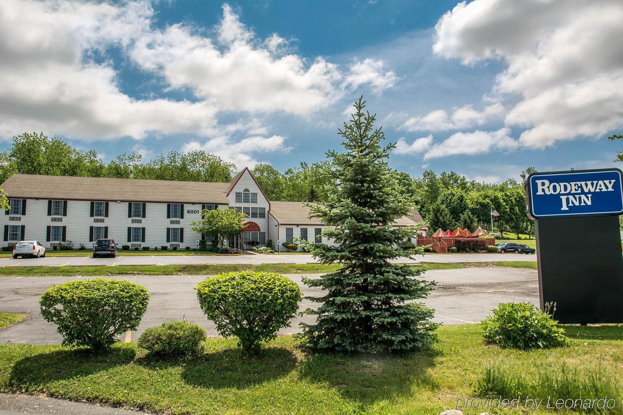 Rodeway Inn Lakeville Bagian luar foto