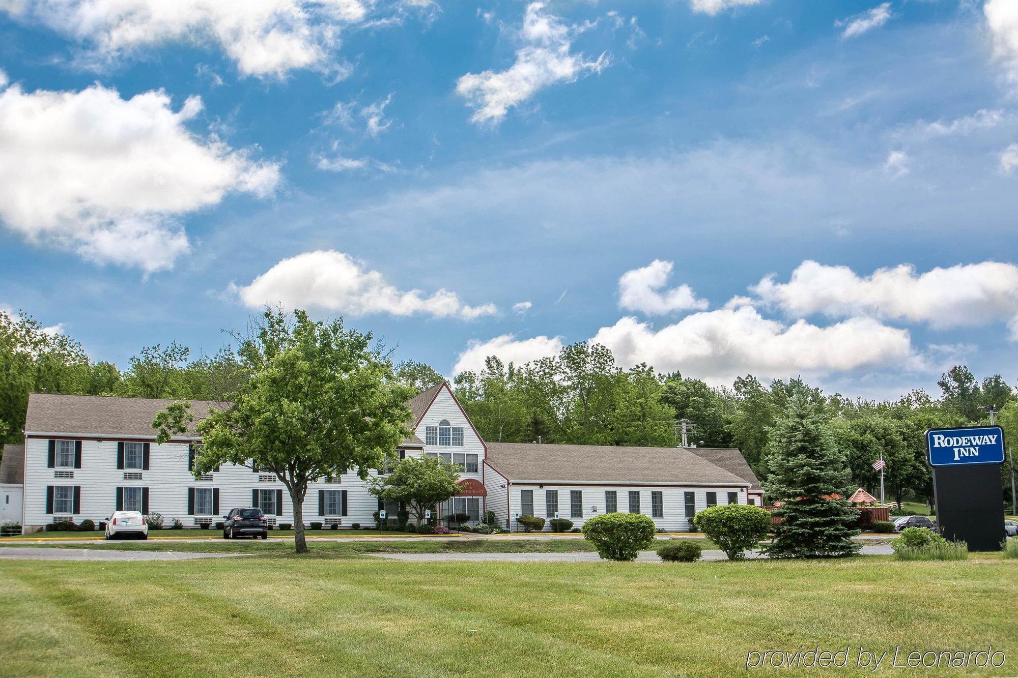 Rodeway Inn Lakeville Bagian luar foto