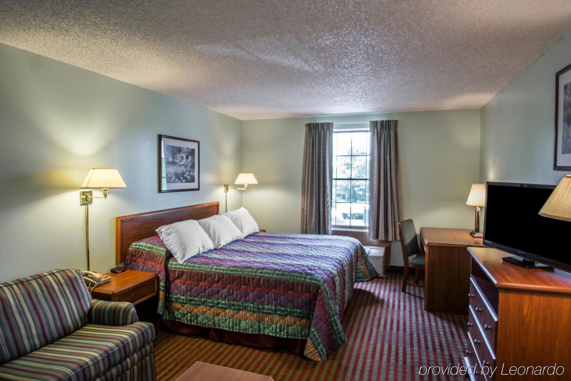Rodeway Inn Lakeville Bagian luar foto