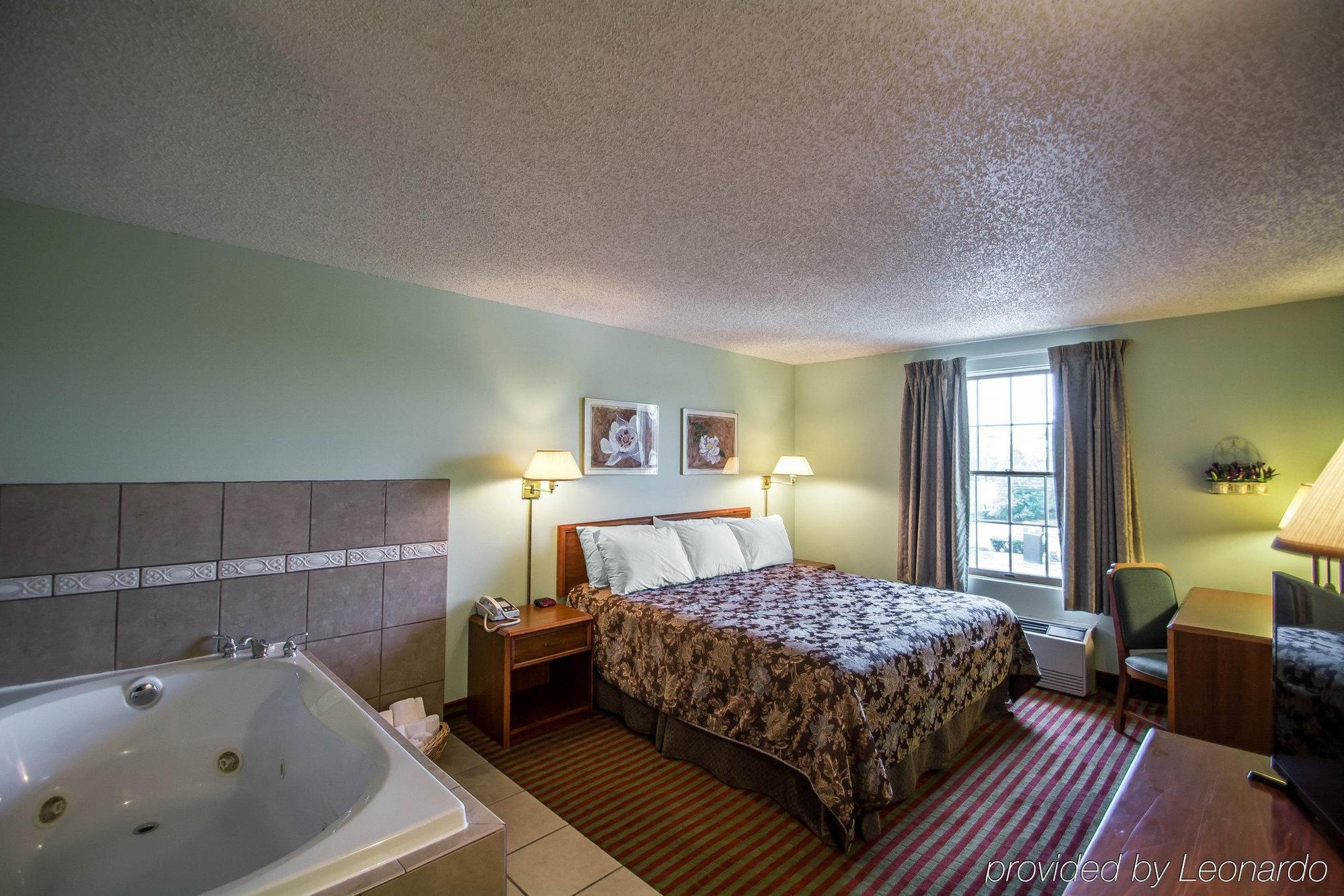 Rodeway Inn Lakeville Bagian luar foto