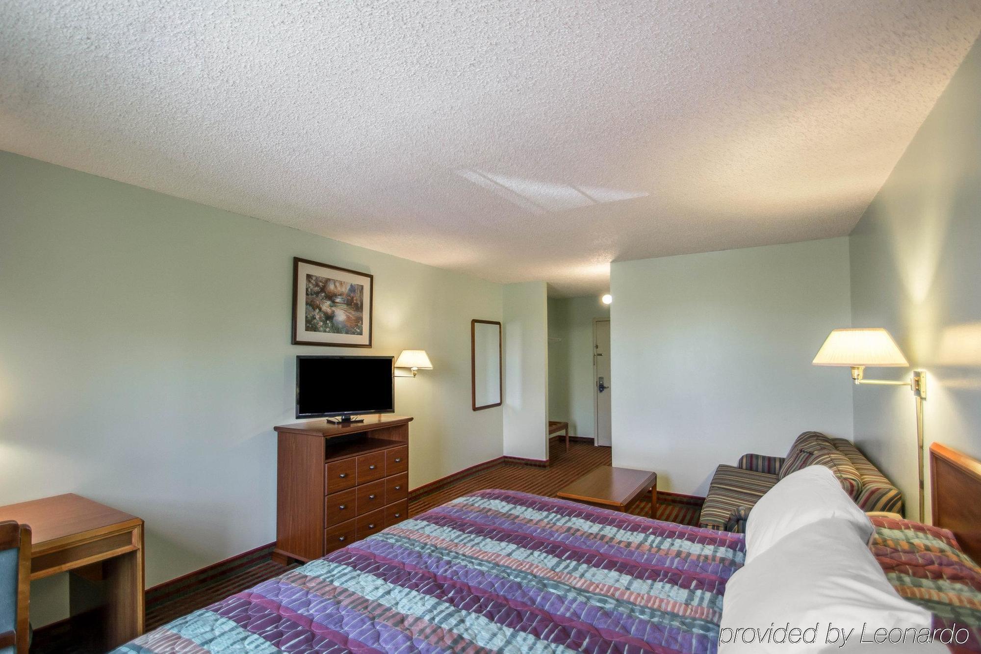 Rodeway Inn Lakeville Bagian luar foto