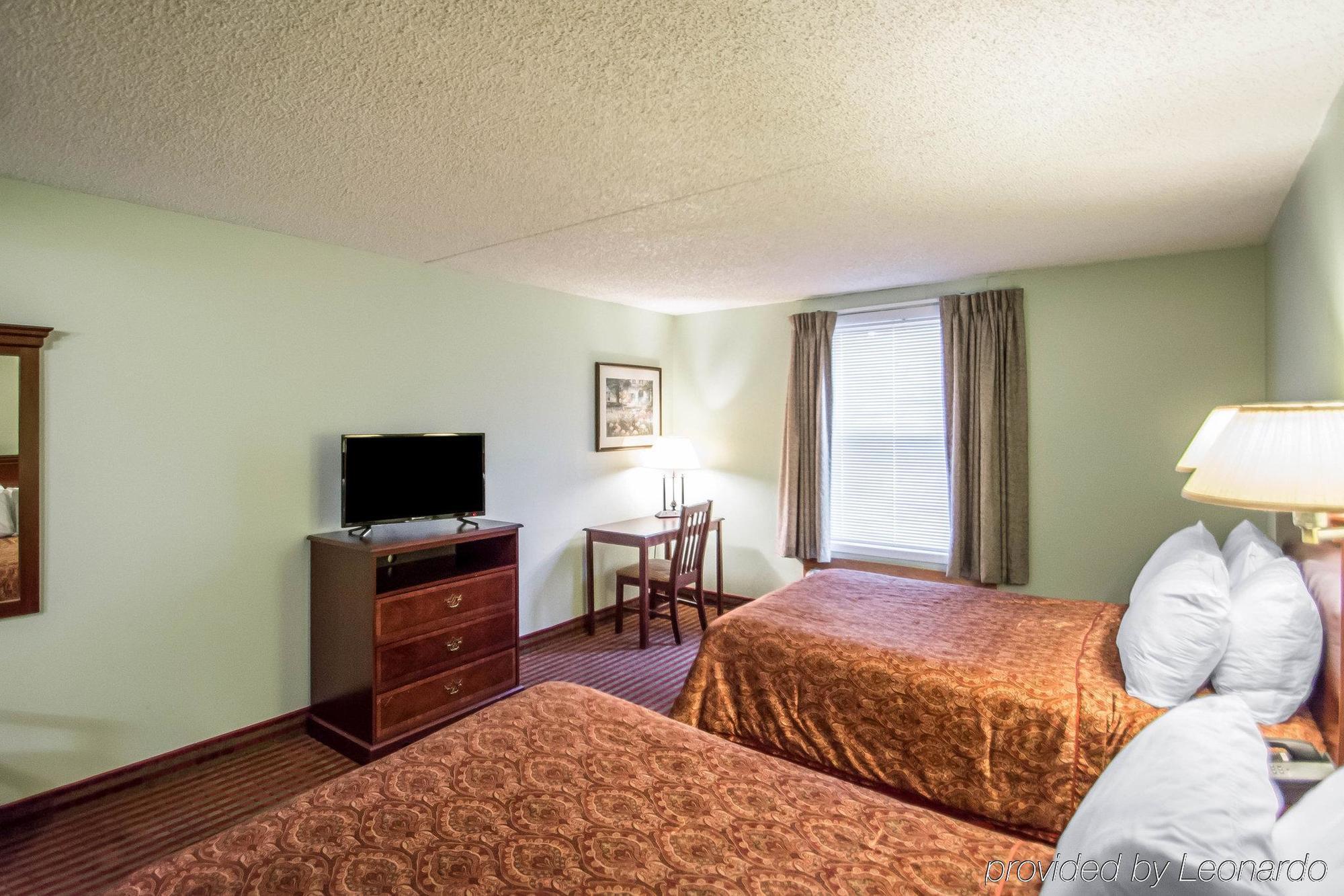 Rodeway Inn Lakeville Bagian luar foto