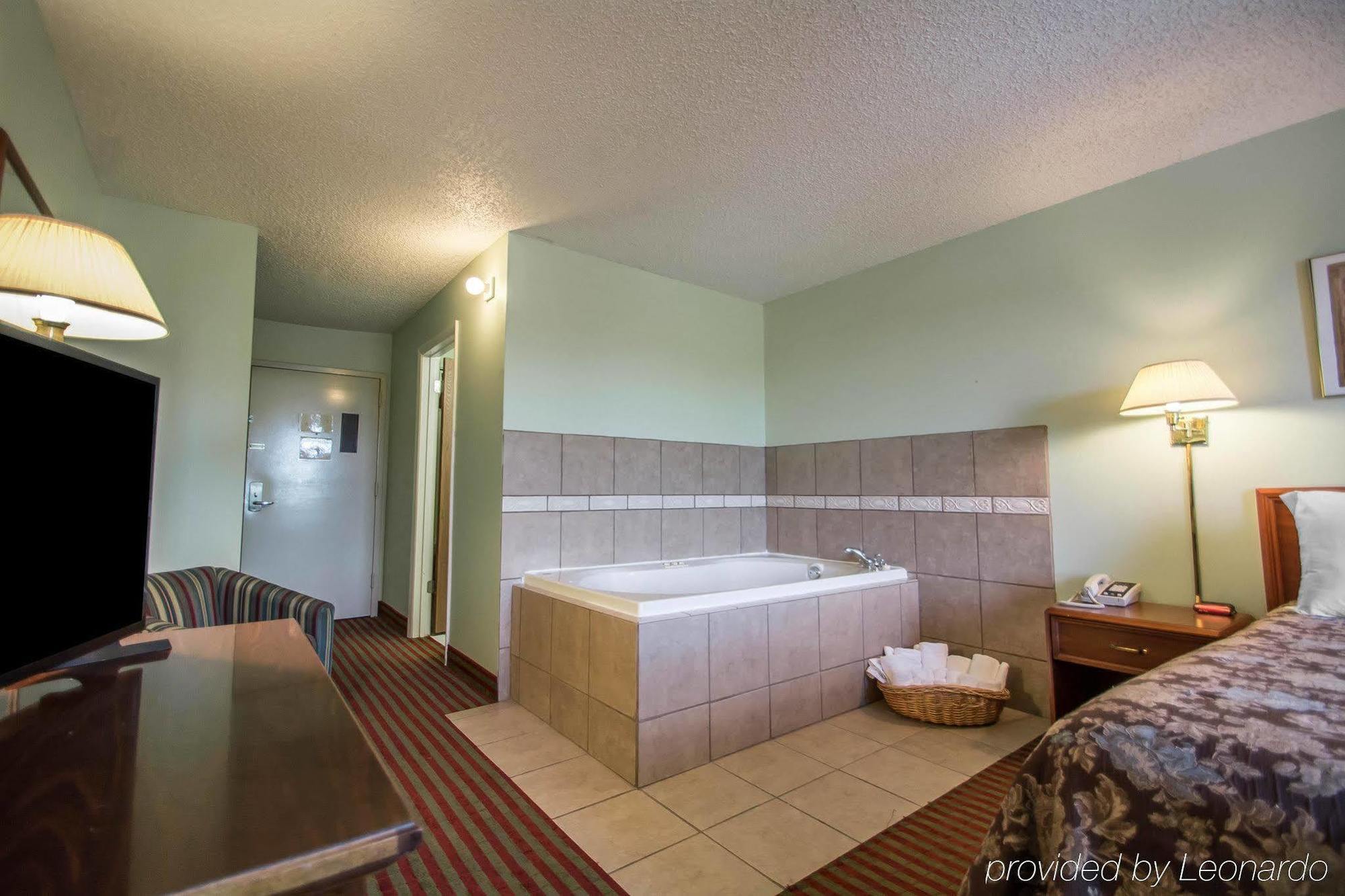 Rodeway Inn Lakeville Bagian luar foto